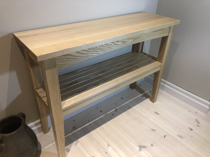 Sideboard i ask med sidenmatt yta, mått 800x1100x350 mm, mot en grå vägg och ljusgolv.