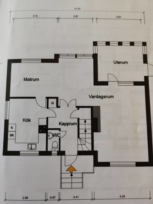 Pohjapiirros talosta, jossa on keittiö, ruokasali, olohuone ja eteinen. Seinien paksuus korostettuna; tavoite arvioida niiden kantavuutta.