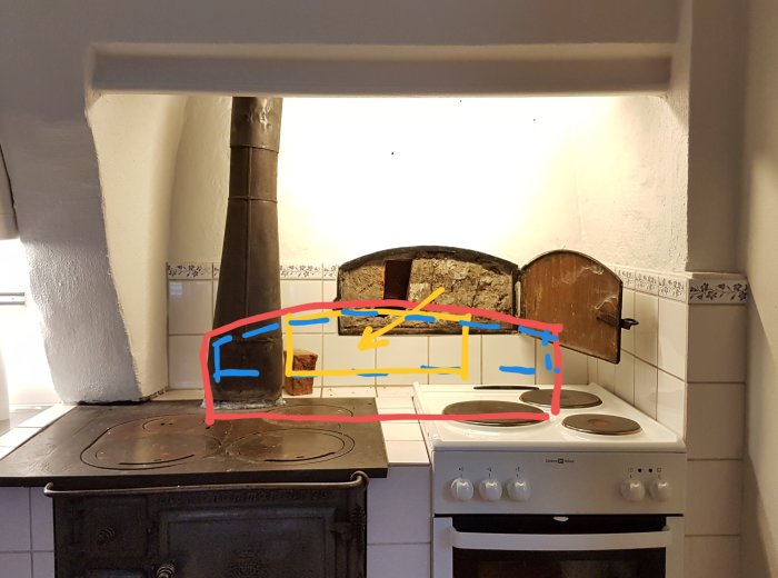 Kök med traditionell köksspis och elspis, markerad plan för omstrukturering av bakugn och spisarrangemang.
