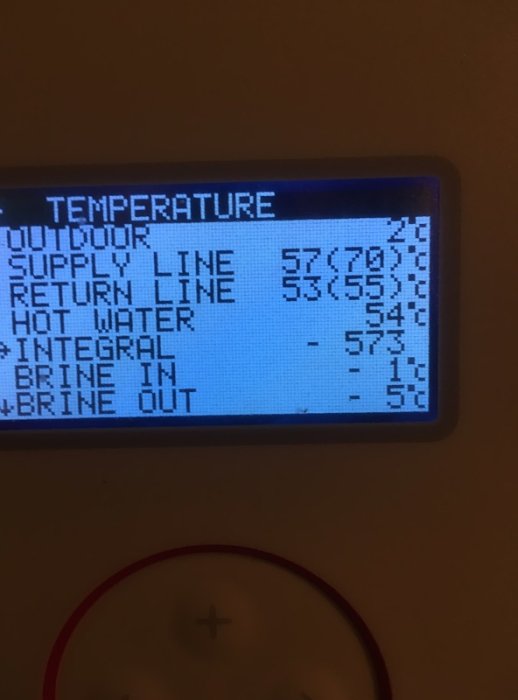 Digital display av värmesystem som visar temperaturer, inklusive "SUPPLY LINE" vid 37 grader.