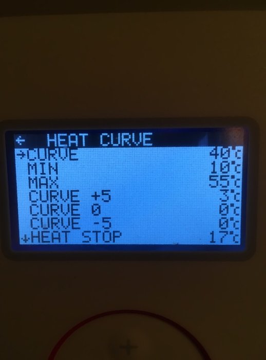 Värmesystemets kontrollpanel visar inställningar för uppvärmningskurva med värden.