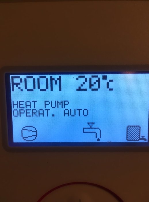 Digital termostatdisplay visar rumstemperatur 29°C och värmepump i automatisk drift.