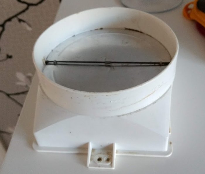 Vit plastdel till spisfläkt, 50 mm i diameter, tidigare tätad med tejp, dålig passform.