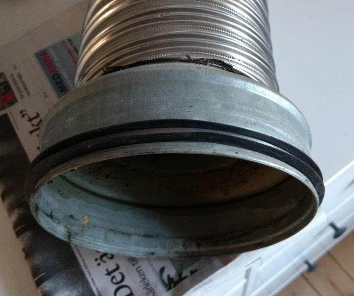 Flexibelt ventilationsrör med dålig passform och tätning för spisfläkt, 50 mm i diameter.