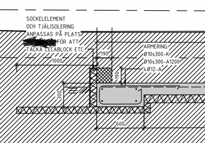 Ritning av en grundkonstruktion med sockelelement, tjälisolering, måttangivelser och armeringsdetaljer.