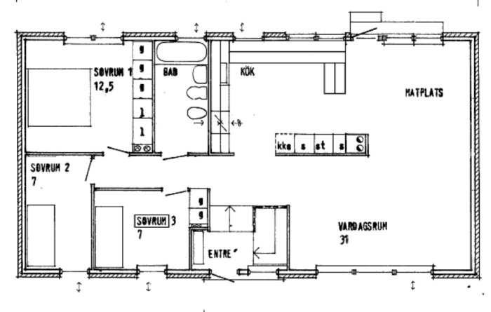 Ritning av entreplan för hus med markerade rum som kök, bad och sovrum, fråga om golvläggning.