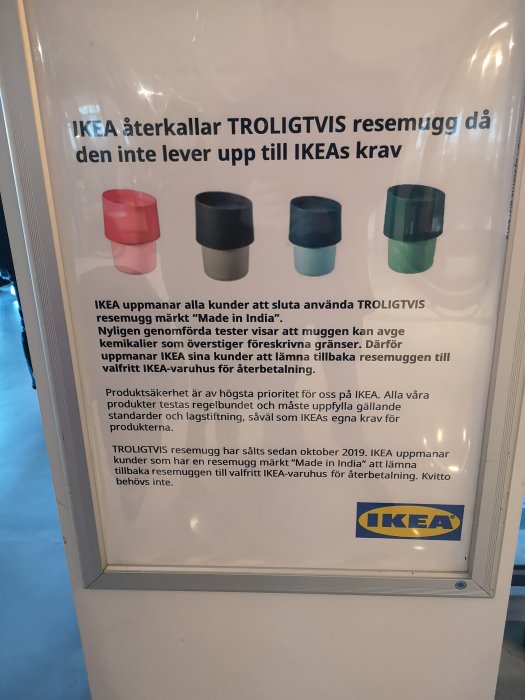 IKEA affisch som återkallar TROLIGTVIS resemuggar i rött, svart, blått och grönt på grund av säkerhetskrav.