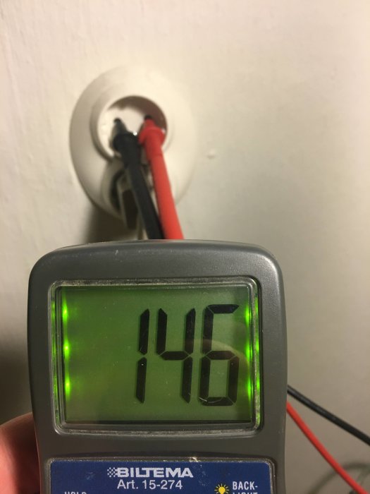Multimeter visar 146V mätt på en elektrisk installation.