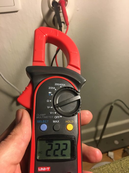 Multimeter visar 222V vid eluttag som indikerar en elektrisk varierande spänning.