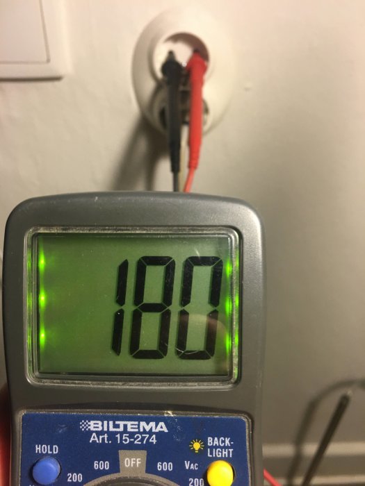 Multimeter visar 180V när proberna är anslutna till ett vägguttag.