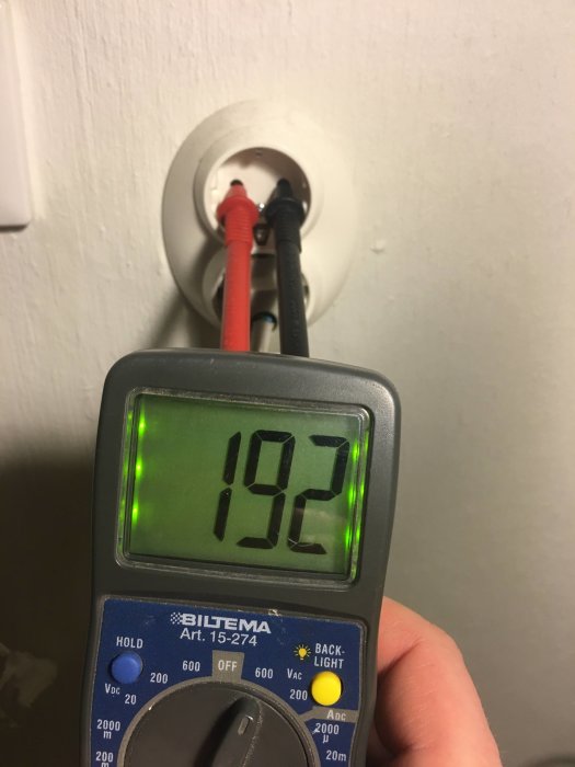 Multimeter som visar 192V ansluten till en vägguttag.