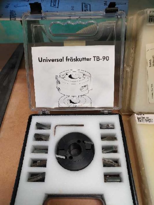 Universal fräskutter TB-90 i förpackning med etikett och skiss.