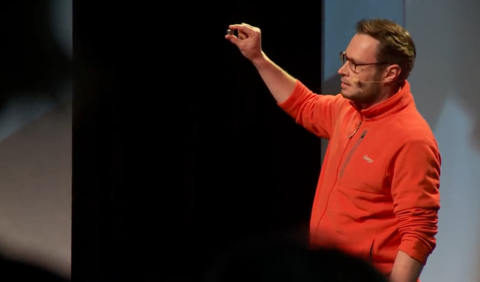 Ingenjören Thomas Jam Pedersen håller en kula under TEDxCopenhagen Talk om kärnkraft.