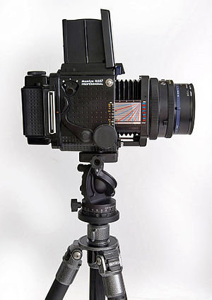 Mamiya RZ67 professionell mellanformatskamera monterad på ett stativ.