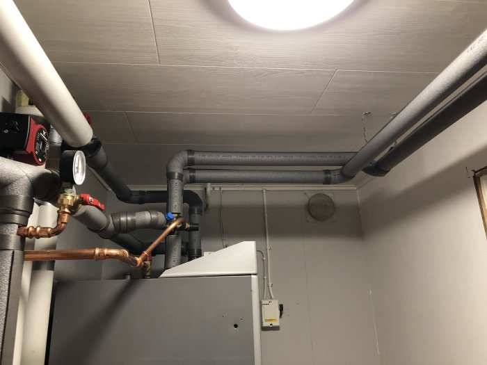 Pannrum med isolerade rör, trefasuttag och dolt rörutlopp under centralen.