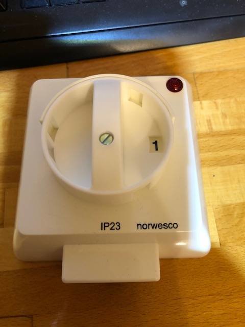 Ny tvättmaskinsbrytare med märkningen "IP23 norwesco" och en röd indikatorlampa.