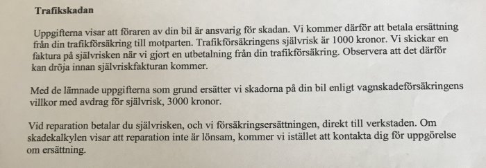 Försäkringsbrev om självrisk och skadeersättning för trafikskada på bil.