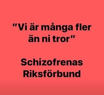 Röd bakgrund med texten "Vi är många fler än ni tror" överst och "Schizofrenas Riksförbund" nederst.