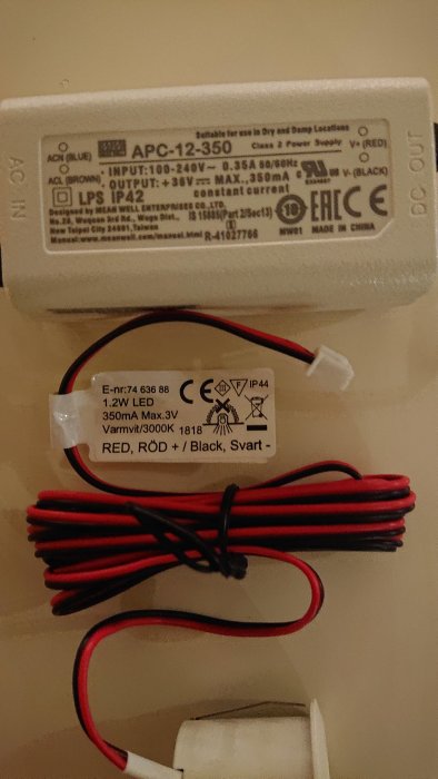 LED-spotlights och drivdon med teknisk specifikation om 350mA och 1.2W noterad på etiketterna.