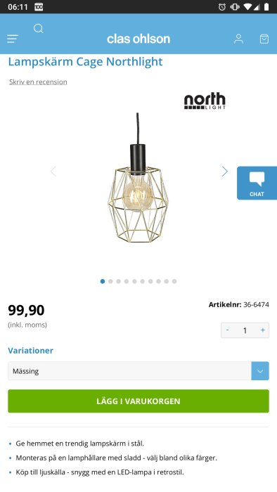 Trendig lampskärm i metall med geometriskt mönster och synlig glödlampa.