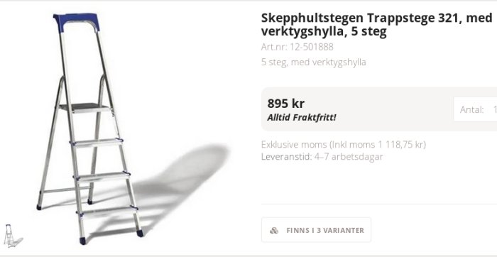 Stege med fem steg och en verktygshylla på toppen, prisangivelse på 895 kr, mot vit bakgrund.