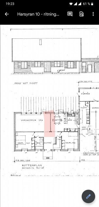 Ritning av bottenplan med markerad vägg mellan vardagsrum och kök i en bostadsplan, utsikt mot sydost.