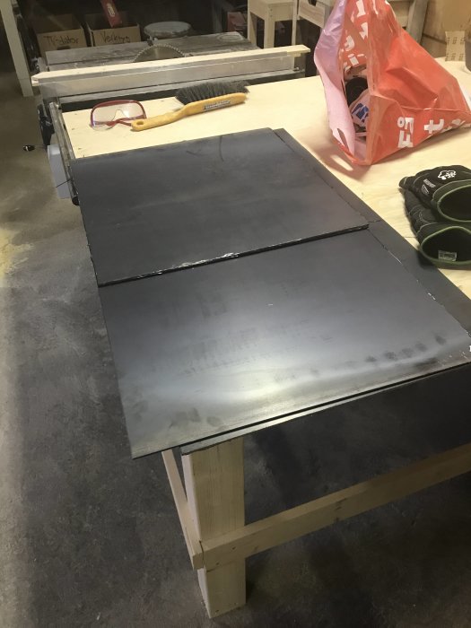 Svetsad cortenplåt till grill eller röklåda på arbetsbänk i verkstad.