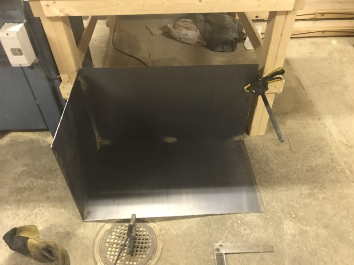 Svetsad cortenplåt konstruerad som eldlåda för rök i en verkstadsinställning.