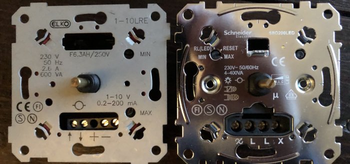 Gammal dimmer från ELKO till vänster, ny dimmer från Schneider Electric till höger, båda med synliga anslutningsterminaler.