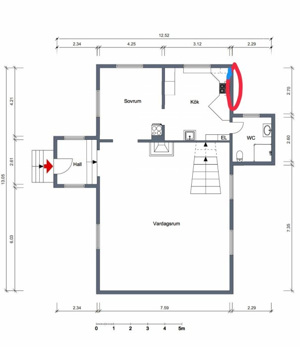 Ritning av en bostadsplan med betonad skada på en köksväggbalk markerad med röd cirkel.