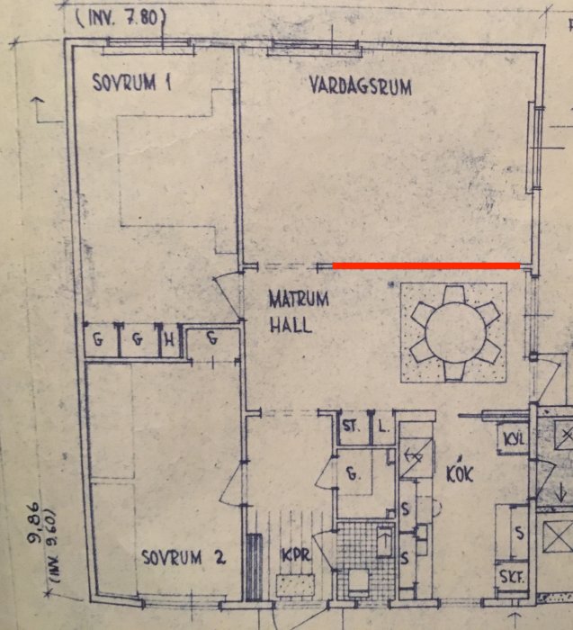 Arkitektritning av en husplan med markerad potentiellt bärande vägg mellan vardagsrum och matrum.