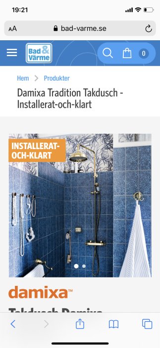 Badrum med blå kakelväggar och Damixa Tradition takdusch installerad.