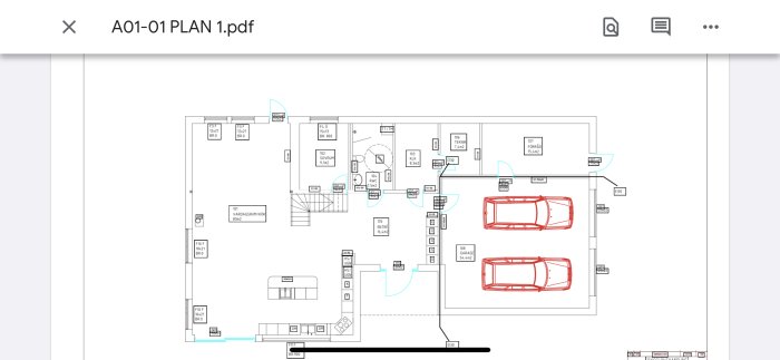 Arkitektritning av en husplan med beteckningar, möblering och två bilar i garaget.