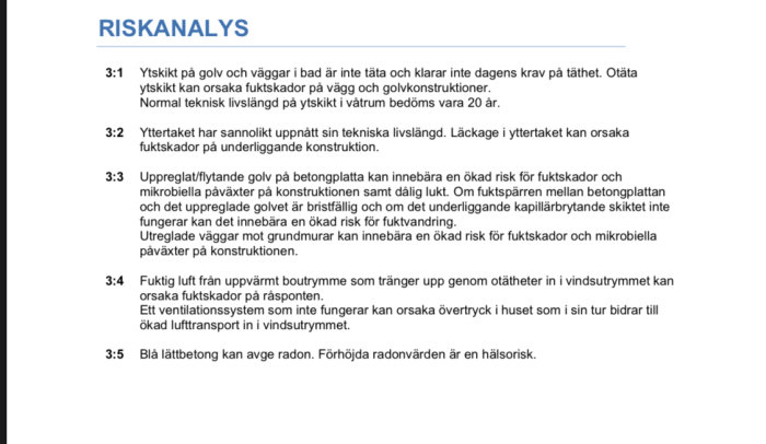 Sida från ett besiktningsprotokoll som listar riskanalys för olika byggrelaterade problem såsom täthet, fuktskador och radon.