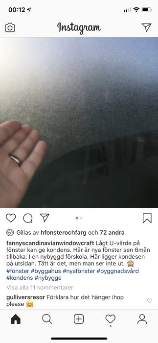 Imfogat fönsterglas med kondens, vilket illustrerar problemet med lågt U-värde på nya fönster.