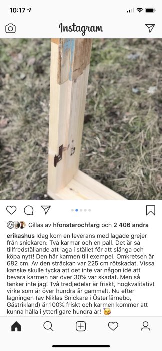 Delvis restaurerad trädörrkarm med nytt och gammalt trä synligt, symboliserar byggnadsvård och återbruk.