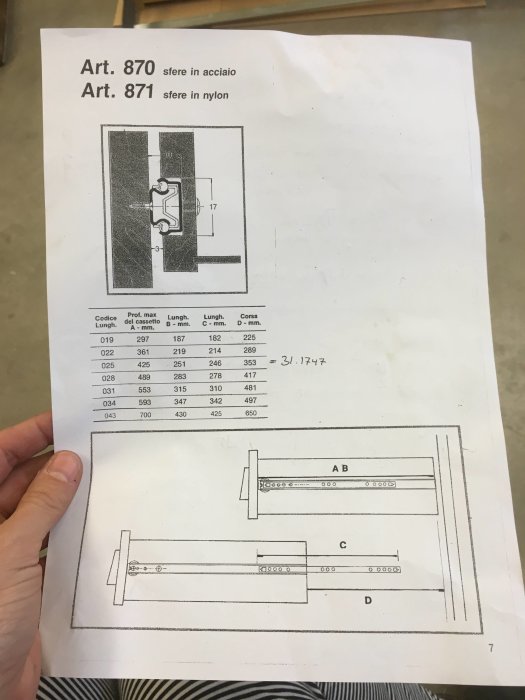 Hand håller ett pappersdokument med tekniska ritningar och tabeller för skensystem, visar olika komponenter och mått.