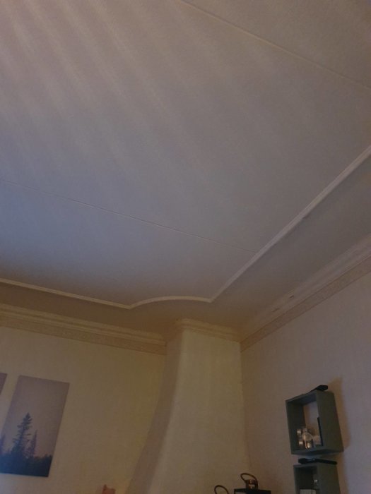 Tak med indragen list längs kanterna, dekorativ kant och vägghörn.