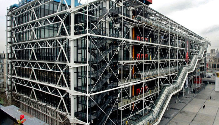 Exteriör av Centre Pompidou i Paris med synlig stålstomme och rörledningar.