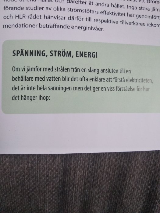 Text från en A-HLR-bok som jämför elektricitetskoncept med vattenflöde för att förklara spänning, ström och energi.