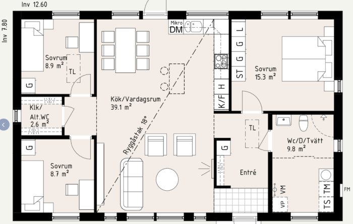 Svartvit planritning av ett hem med markerade möbler och mätningar, inklusive kök/vardagsrum och sovrum.