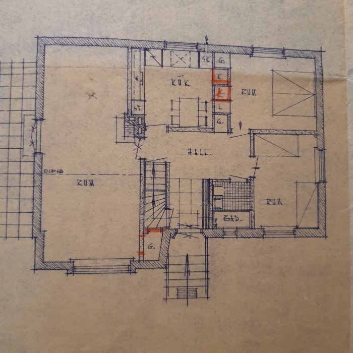 Gammal handritad arkitektritning av bottenvåningens planlösning med markerad icke bärande vägg.