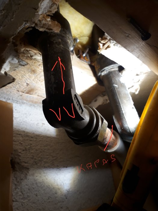 Värmesystem med 22mm kopparrör och rödmarkerade delar för varmvatten och kapa.