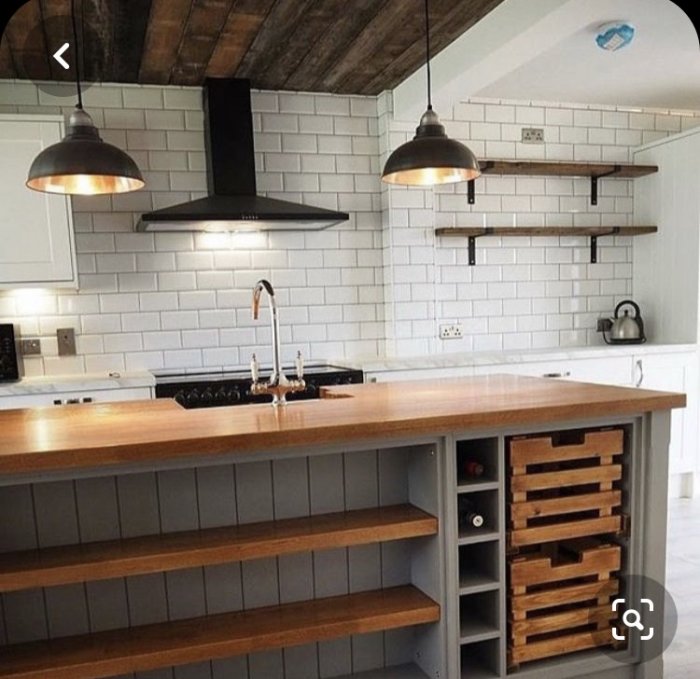 Kök med köksö av IKEA-skåp, massiv ekbänkskiva, och fruktkorgar, samt marrakech-inspirerad backsplash.