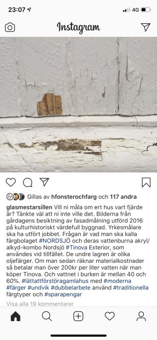 Skalad och flagande vit färg på vägg ovanför en vitmålad list, tecken på slitage eller dåligt färgarbete.