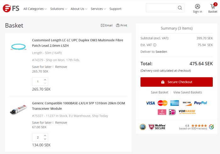 Skärmklipp av varukorg på FS.com med fiberkabel och SFP-transceivermoduler samt totalpris.