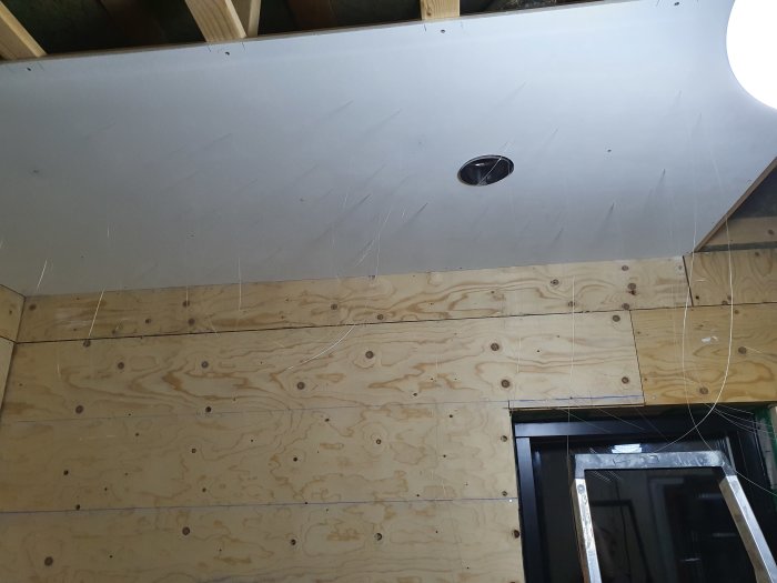 Tak under konstruktion med gipsskiva och synliga ljusledare för stjärnhimmel, vid plywoodvägg och ventilation.