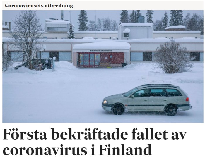 Grå Toyota Corolla framför byggnad i snöoväder, som illustrerar texten om coronaviruset.