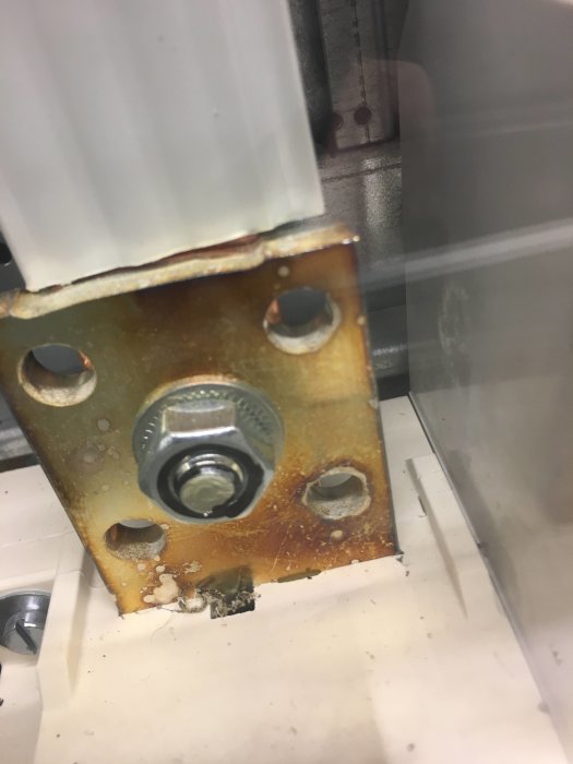 Beröringsskydd monterad nära kopparskenor med synlig rost och skadat isoleringsmaterial.