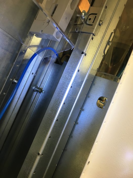 Elcentral med synliga kopparskenor, kablar och fastsättningar, nära en sönderbruten plastisolering.